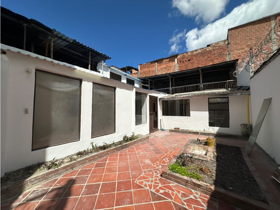 CASA AMPLIA EN CENTENARIO CERCA AL RESTREPO