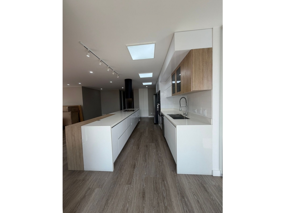 LINDARAJA HERMOSO APARTAMENTO CON TERRAZAS REMODELADO VISTA — foto 2