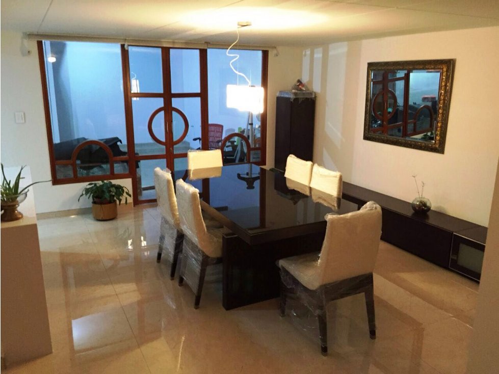 VENTA DE AMPLIA CASA REMODELADA EN ALHAMBRA