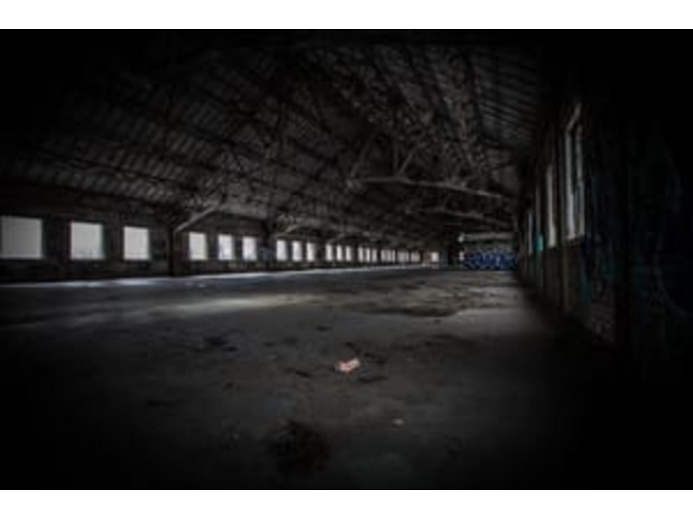 GALERA COMERCIAL AL LADO DEL METRO DE LA GRAN ESTACION CINCUENTENARIO — foto 2