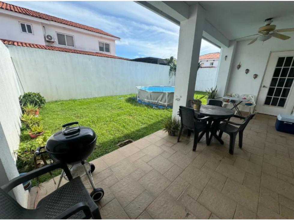 VENDO CASA QUINTA DE VERSALLES MODELO LION EN ESQUINA