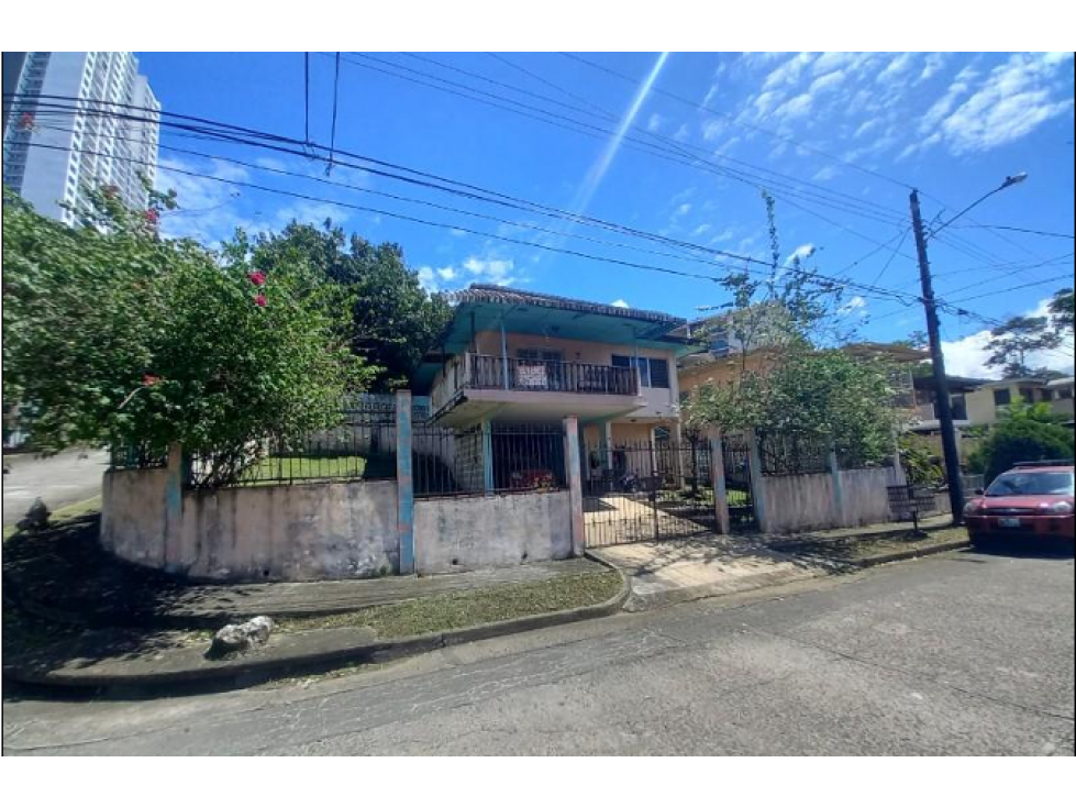 VENDO CASA EN ESQUINA URB. ALTO DE MIRAFLORES