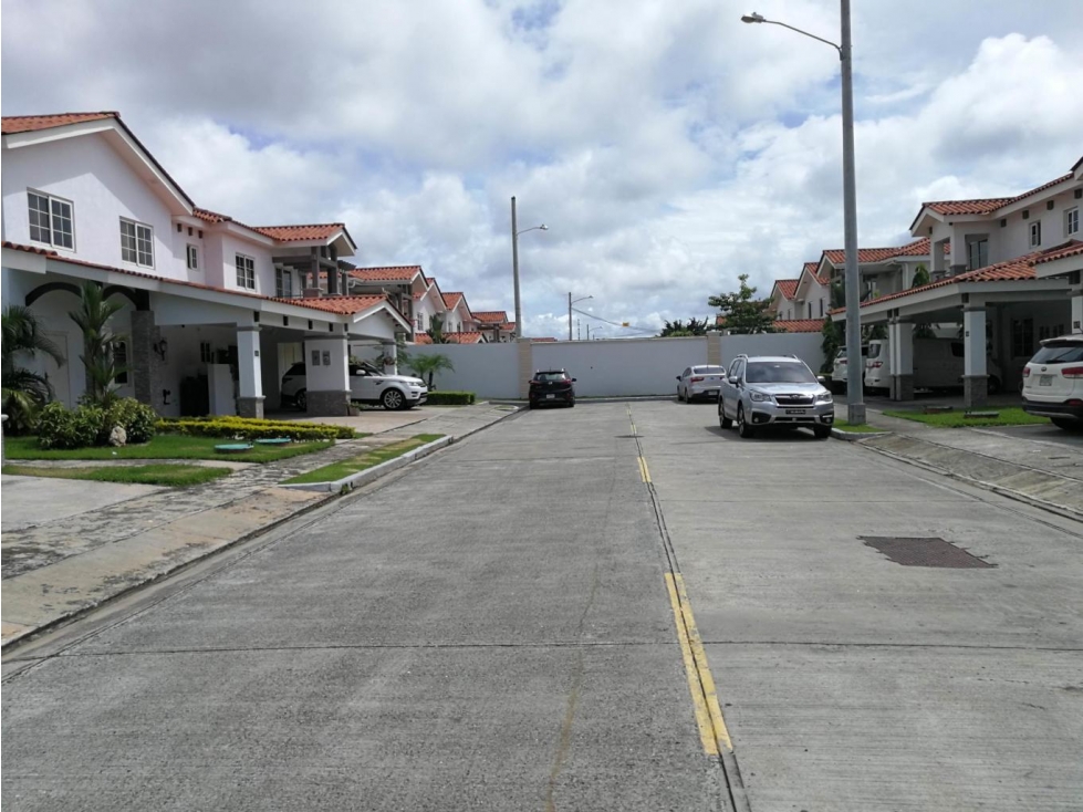 SE VENDE CASA QUINTA DE VERSALLES MODELO TOLEDO
