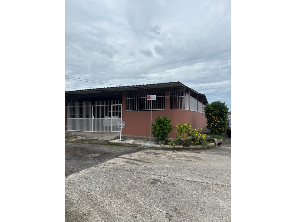 VENDO AMPLIA CASA LOS ROSALES -PANAMA OESTE