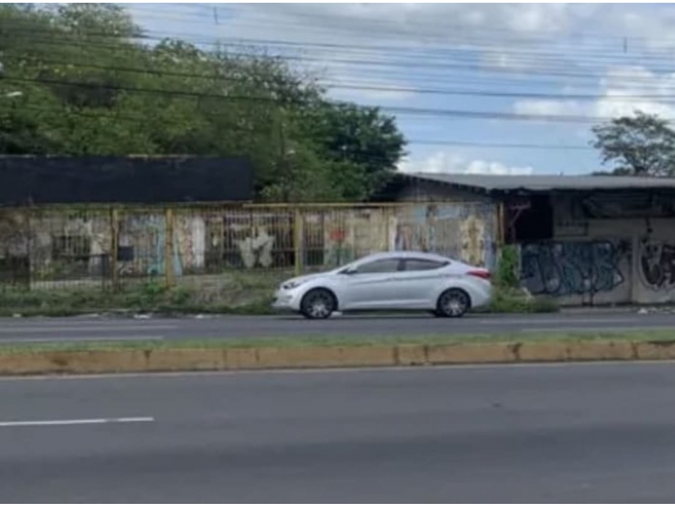 GALERA COMERCIAL AL LADO DEL METRO DE LA GRAN ESTACION CINCUENTENARIO — foto 3
