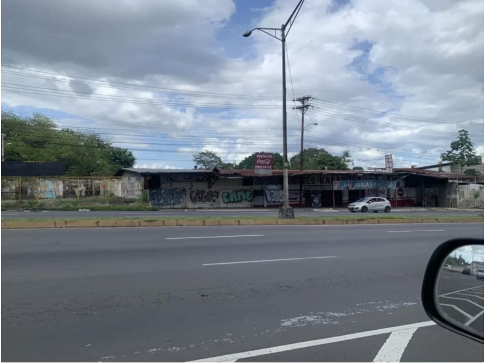 GALERA COMERCIAL AL LADO DEL METRO DE LA GRAN ESTACION CINCUENTENARIO