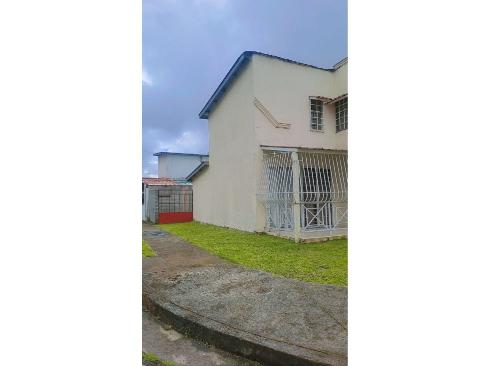 VENDO CASA EN ESQUINA en Residencial las Alamedas,