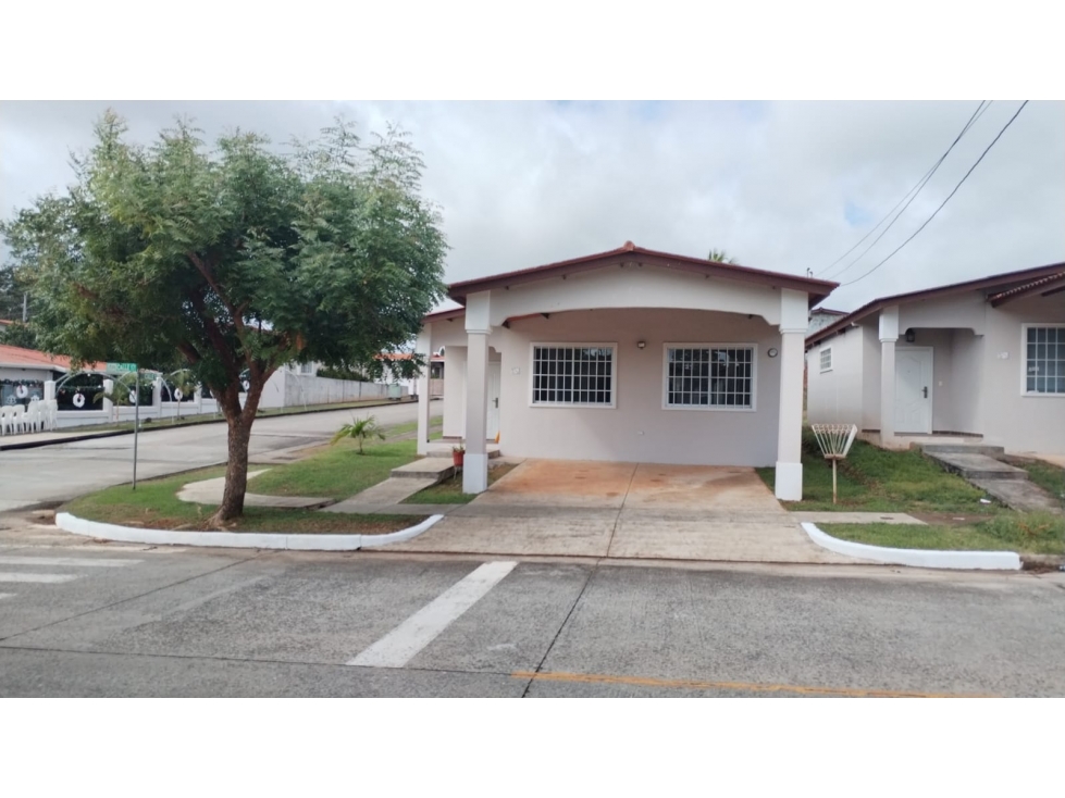VENDO CASA EN ESQUINA - BRISAS DEL GOLF ARRIJÁN