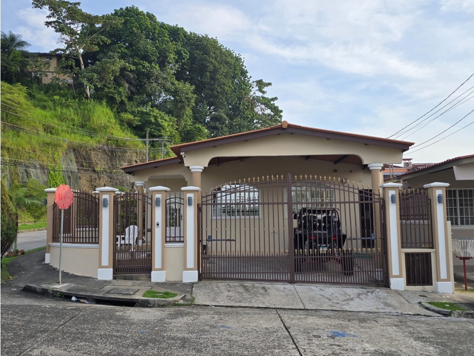 VENDO CASA EN BRISAS DEL GOLF, EN ESQUINA