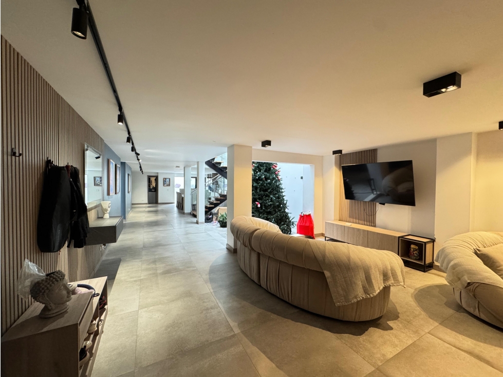 VENTA CASA MODERNA DE 3 NIVELES EN LOS COLORES