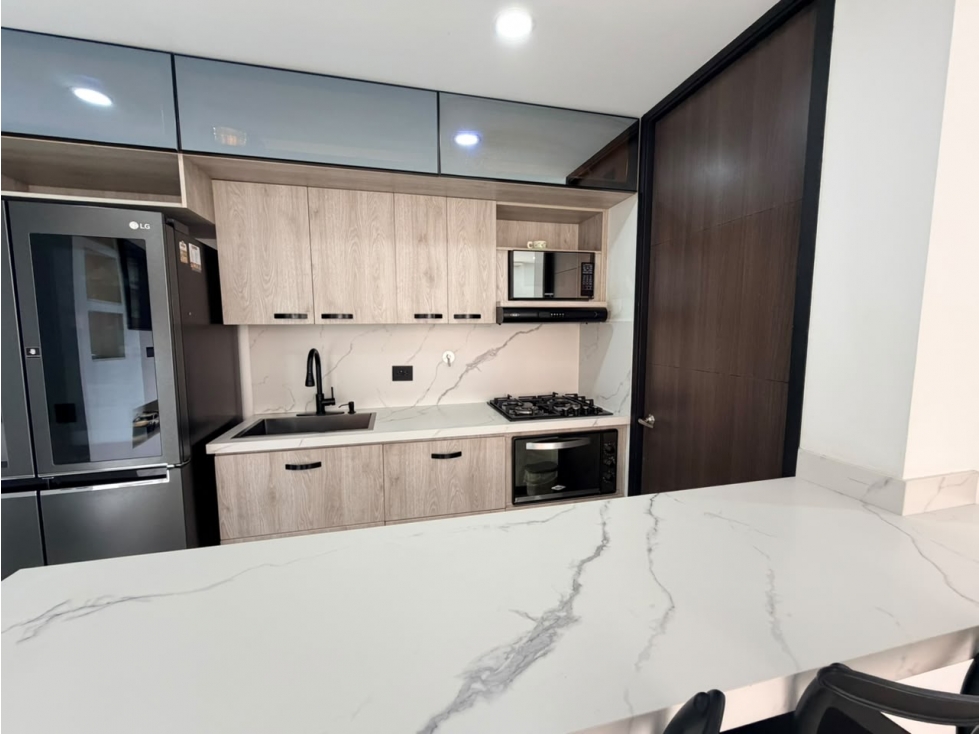 VENTA APARTAMENTO EN ALTOS DEL POBLADO, SECTOR PADRE MARIANITO. — foto 2
