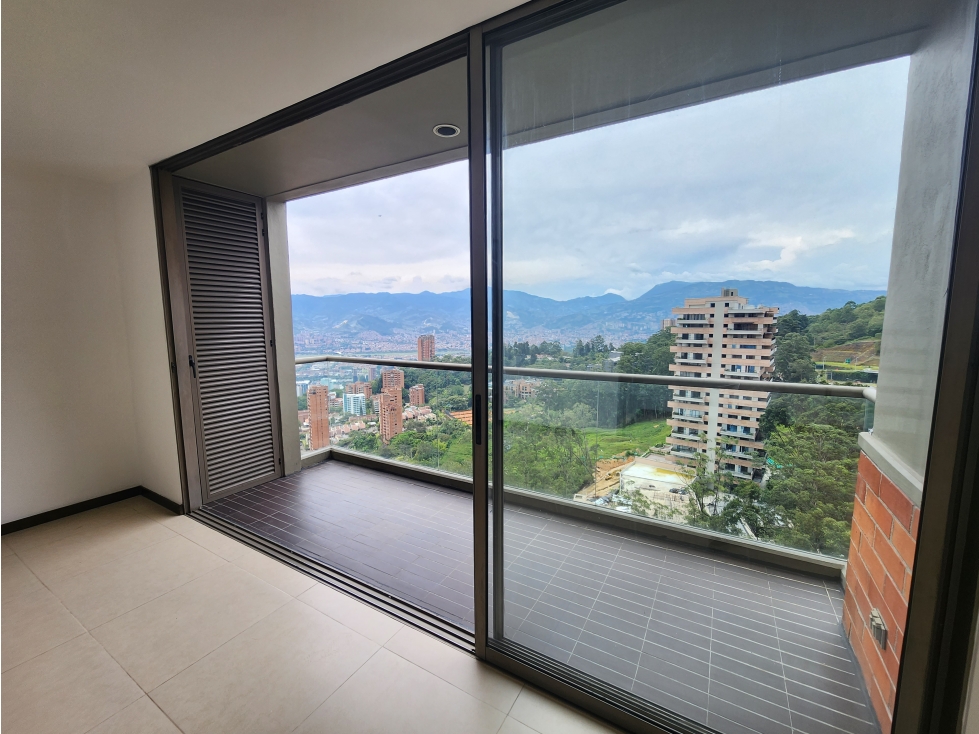 VENTA APARTAMENTO DUPLEX EN ALTOS DEL POBLADO, VISTA CIUDAD.