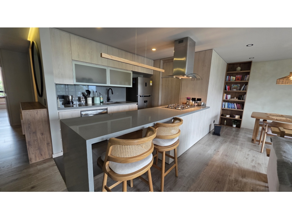 VENTA APARTAMENTO ALTOS DEL POBLADO, PISO MEDIO. VISTA ABIERTA — foto 6
