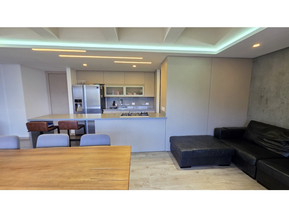 VENTA APARTAMENTO EN ALTOS DEL POBLADO, MEDELLÍN. PISO ALTO — foto 2