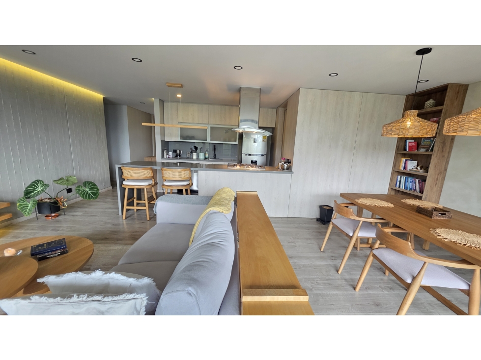 VENTA APARTAMENTO ALTOS DEL POBLADO, PISO MEDIO. VISTA ABIERTA