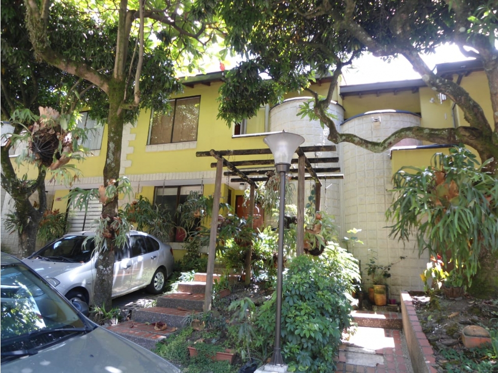 VENTA CASA LOMA DE LOS BERNAL MEDELLÍN
