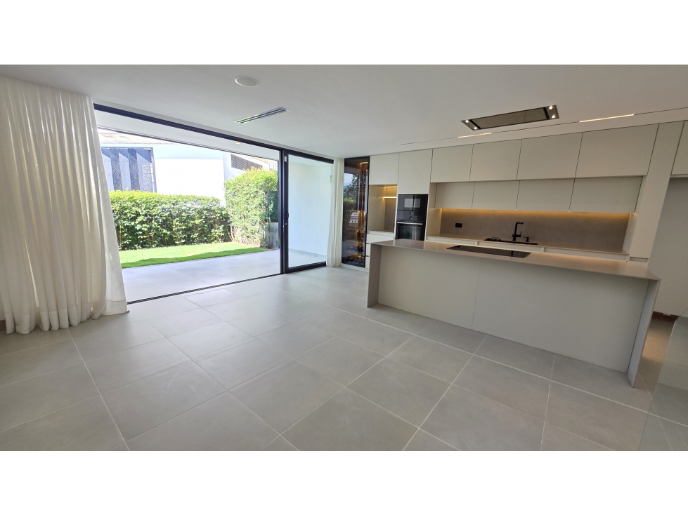 VENTA CASA DE DOS NIVELES CON JARDIN, ENVIGADO SAN LUCAS
