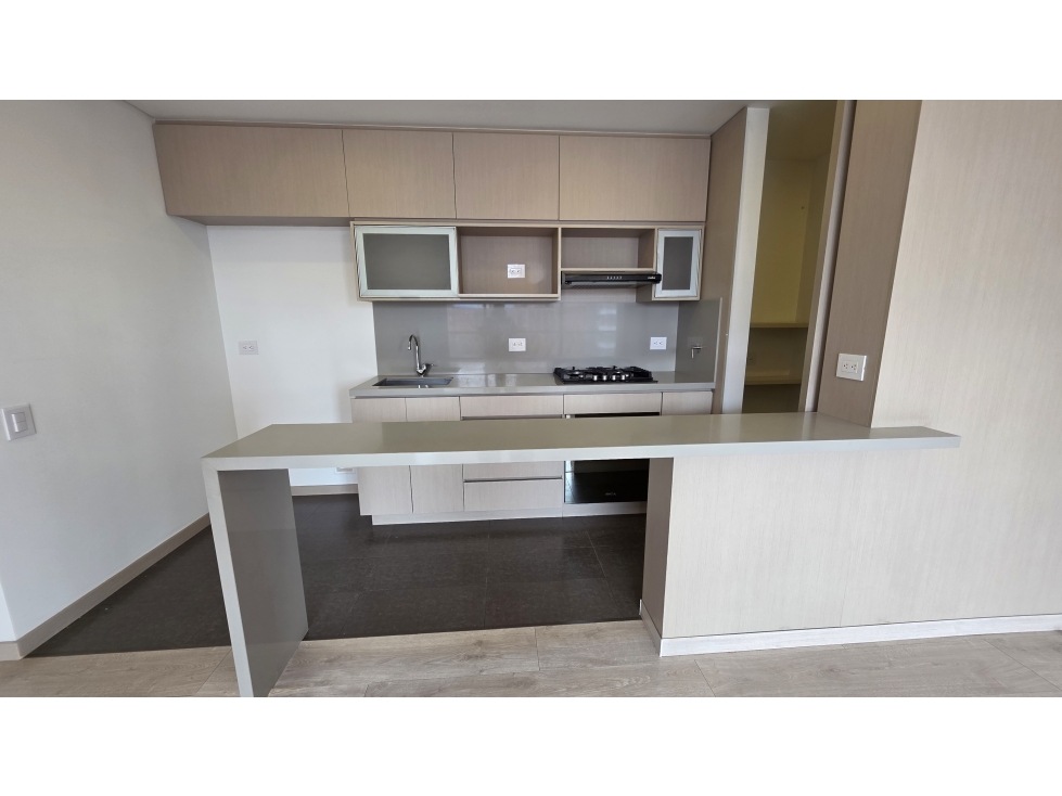 VENTA APARTAMENTO ALTOS DEL POBLADO, PISO ALTO.