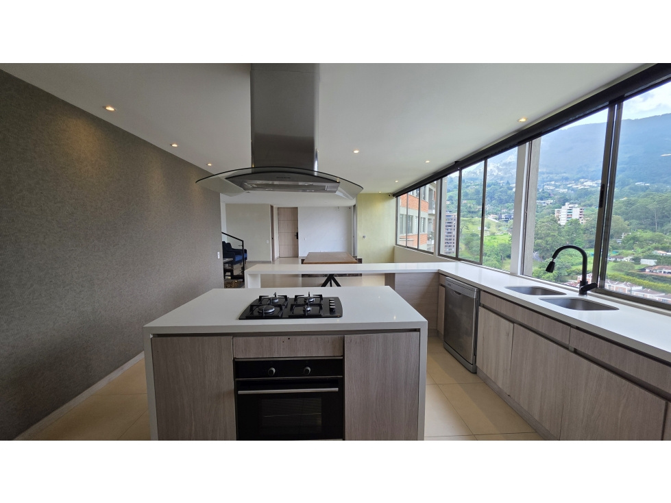 VENTA APARTAMENTO DUPLEX EN ALTOS DEL POBLADO, VISTA ABIERTA. — foto 2