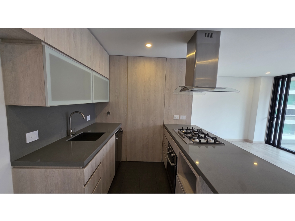 VENTA DE APARTAMENTO EN EL POBLADO SECTOR PADRE MARIANITO. PISO ALTO — foto 3