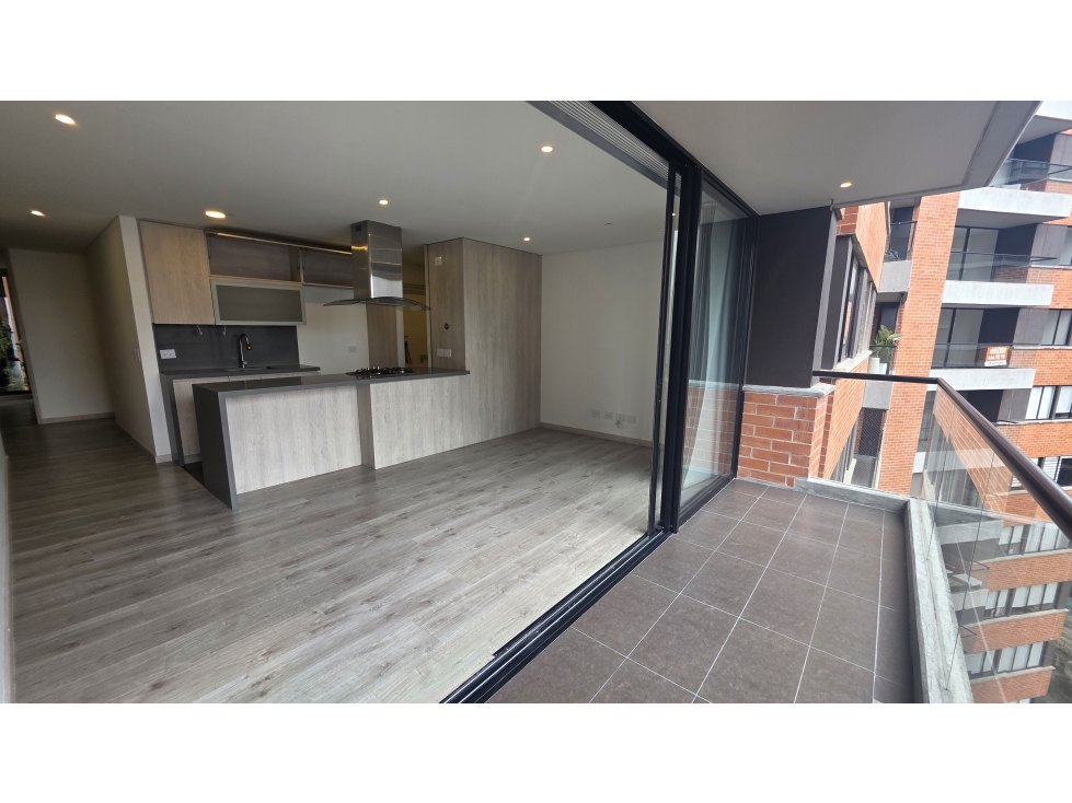 VENTA APARTAMENTO ALTOS DEL POBLADO, PISO ALTO.