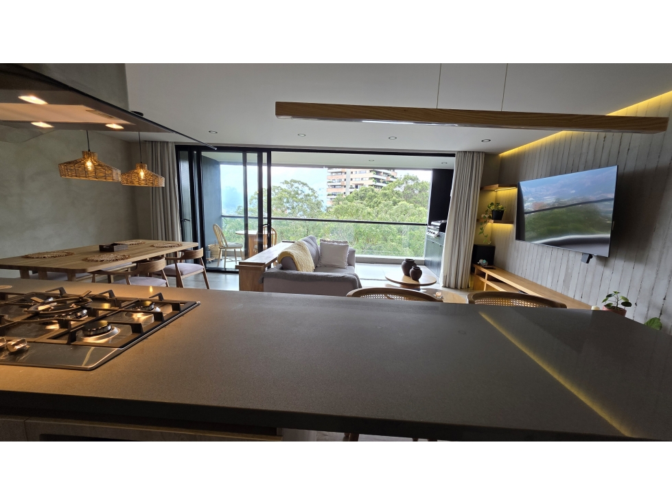 VENTA APARTAMENTO ALTOS DEL POBLADO, PISO MEDIO. VISTA ABIERTA — foto 2