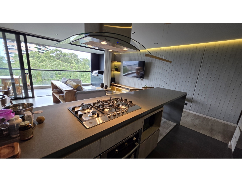 VENTA APARTAMENTO ALTOS DEL POBLADO, PISO MEDIO. VISTA ABIERTA — foto 3