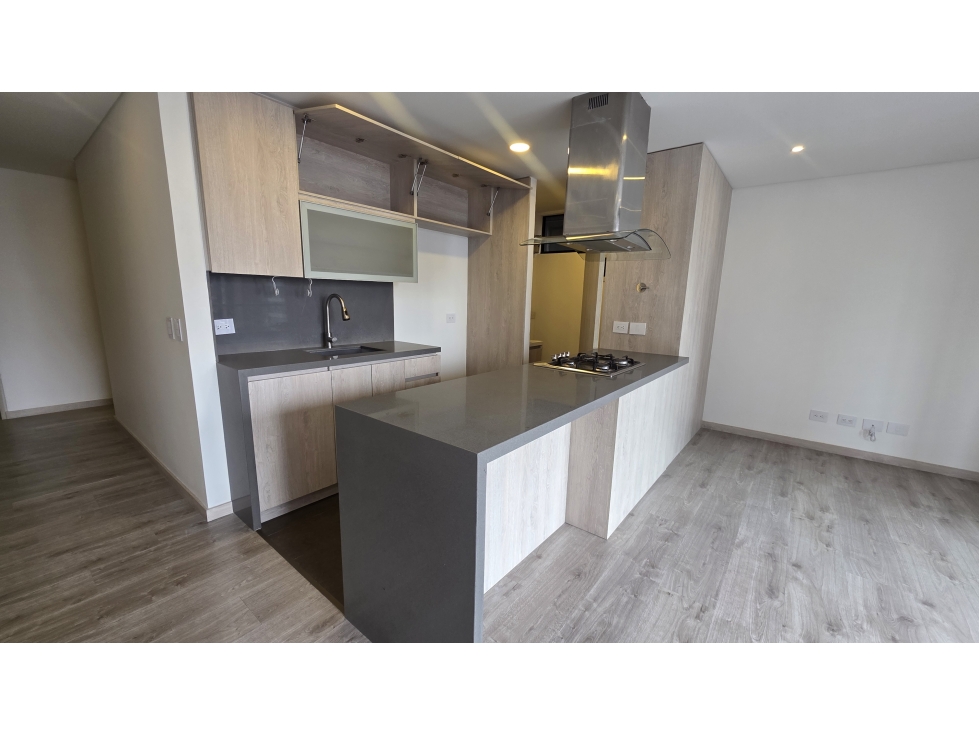 VENTA APARTAMENTO ALTOS DEL POBLADO, PISO ALTO. — foto 2