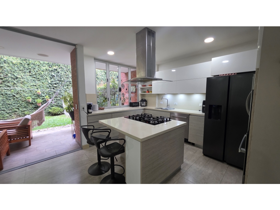 VENTA CASA DE DOS NIVELES + TERRAZA LOMA DEL CHOCHO ENVIGADO — foto 2