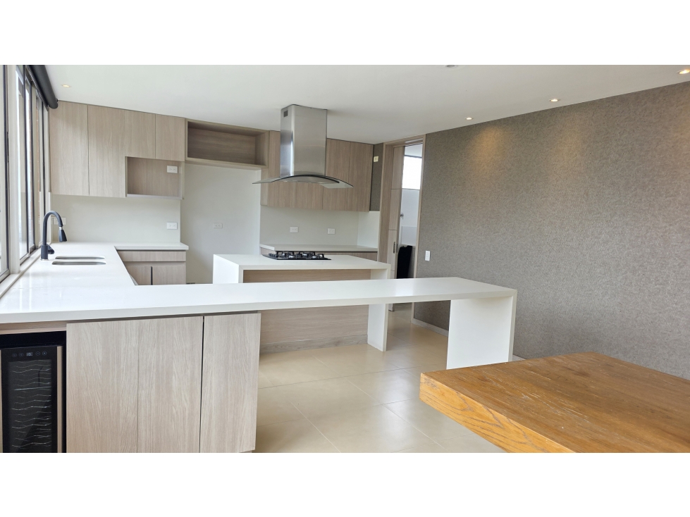 VENTA APARTAMENTO DUPLEX EN ALTOS DEL POBLADO, VISTA ABIERTA. — foto 5