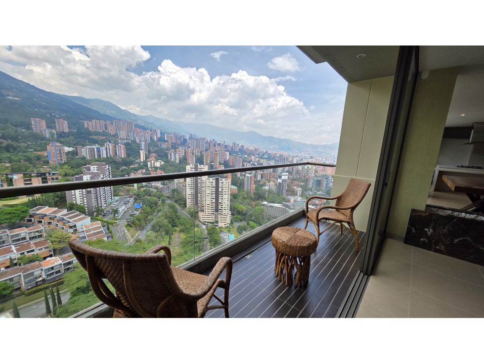 VENTA APARTAMENTO DUPLEX EN ALTOS DEL POBLADO, VISTA ABIERTA.