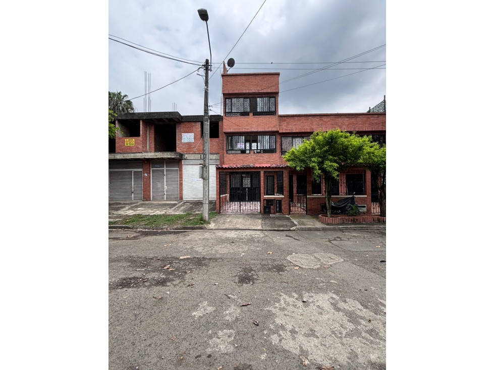 SE VENDE CASA DE TRES NIVELES INDEPENDIENTES EN LA FLORA DC W:9679737