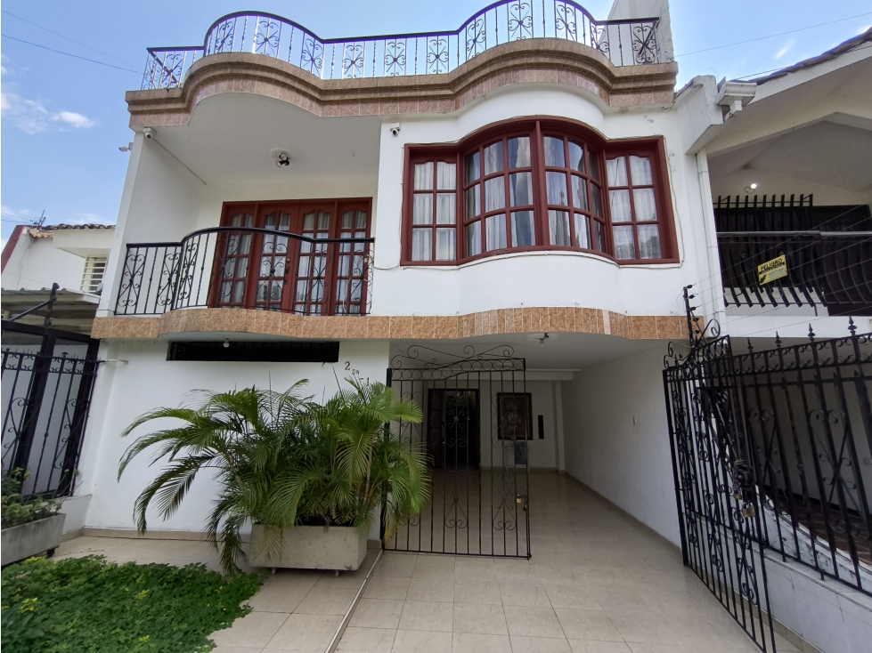 SE VENDE CASA EXTERNA DE TRES PISOS EN LA MERCED C-VR