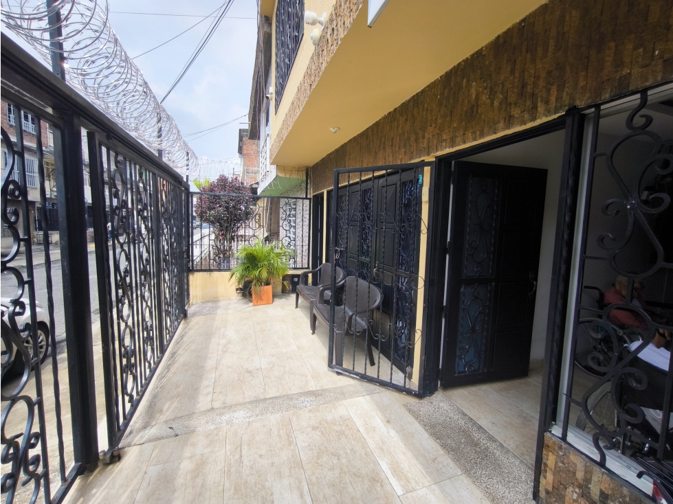 CASA EN VENTA DE TRES PISOS EN EL BARRIO SANTO DOMINGO C-VR
