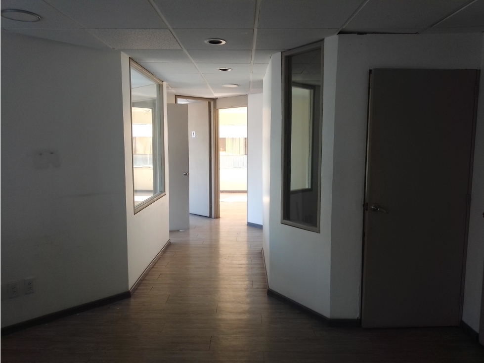 RENTA DE BONITA OFICINA CON MUEBLES EMPOTRADOS - 3