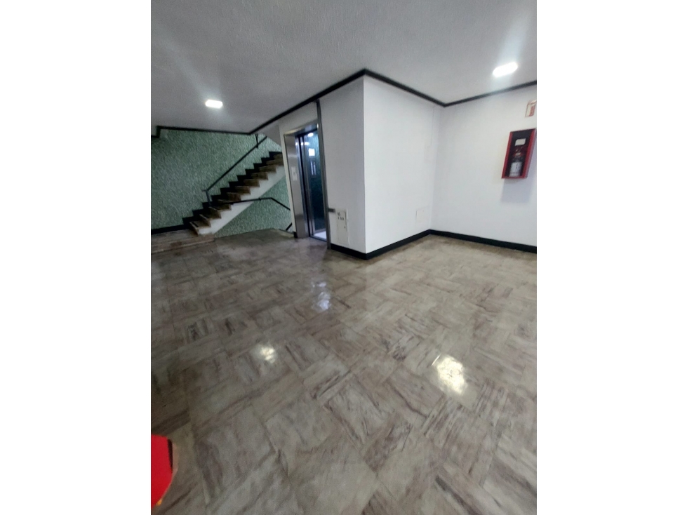 RENTA DE EXCELENTE OFICINA DE 140M2 EN HIPODROMO CONDESA