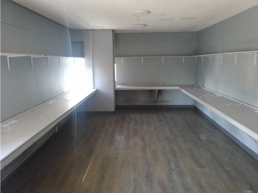 RENTA DE BONITA OFICINA CON MUEBLES EMPOTRADOS - 1