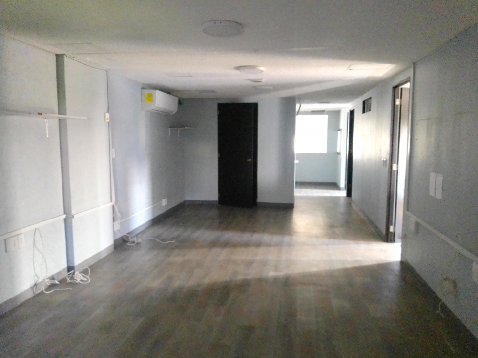 RENTA DE BONITA OFICINA CON MUEBLES EMPOTRADOS - 5
