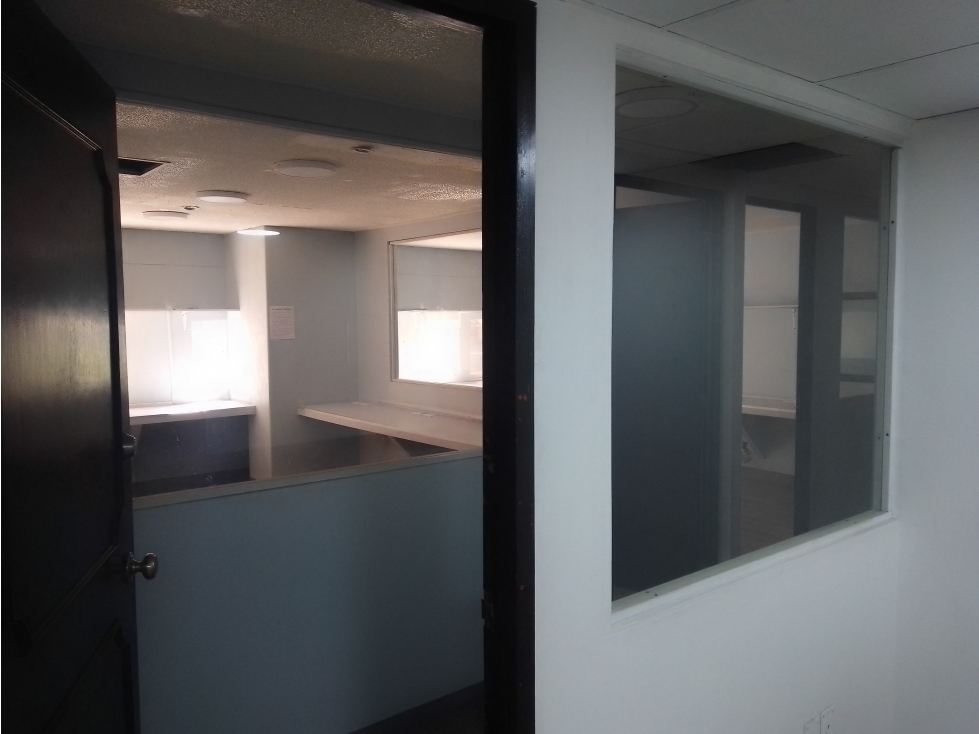 RENTA DE BONITA OFICINA CON MUEBLES EMPOTRADOS - 2