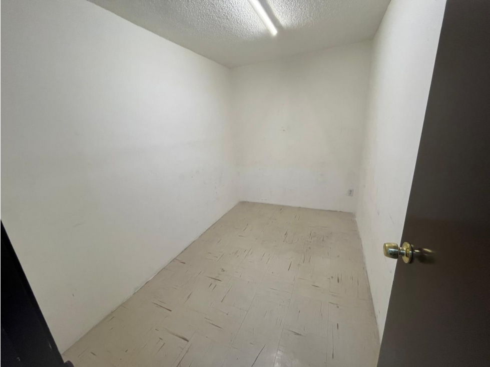 EXCELENTE OFICINA EN RENTA CON 5 PRIVADOS EN INSURGENTES - 4