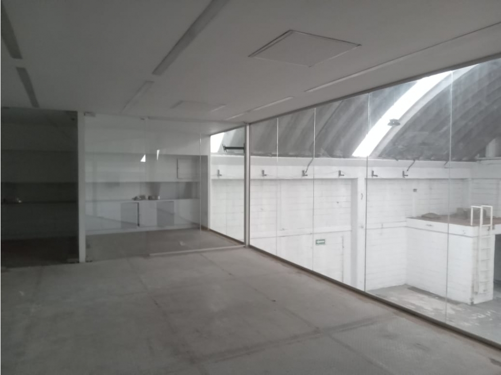 RENTA DE BODEGA O LOCAL DE 720 M2 EN SAN PEDRO DE LOS PINOS. - 1