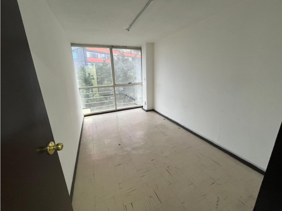 EXCELENTE OFICINA EN RENTA CON 5 PRIVADOS EN INSURGENTES - 5