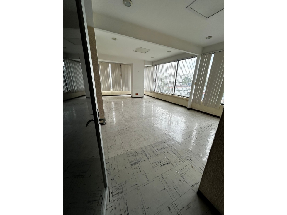 Oficina en Renta 400 m² sobre Avenida Principal - 4
