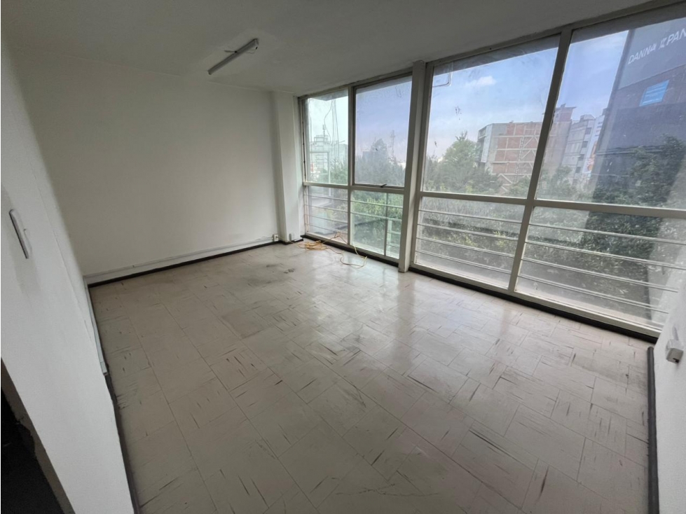EXCELENTE OFICINA EN RENTA CON 5 PRIVADOS EN INSURGENTES