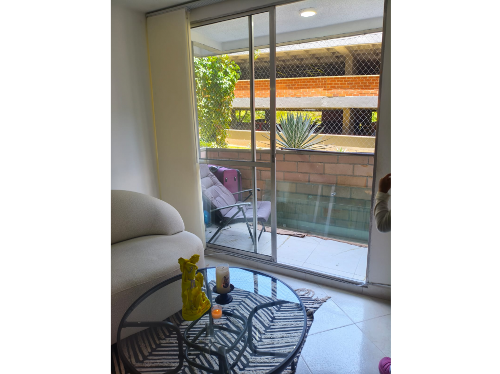 Vende Apartamento primer ´piso unidad cerrada loma de los bernal