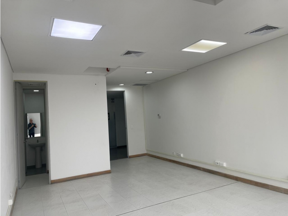 Vende Oficina Piso alto linda vista cerca Mayorca-Envigado — foto 2