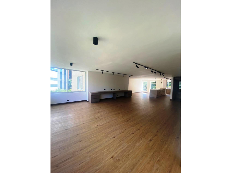 Vende Amplio Apartamento remodelado- Milla de oro Poblado
