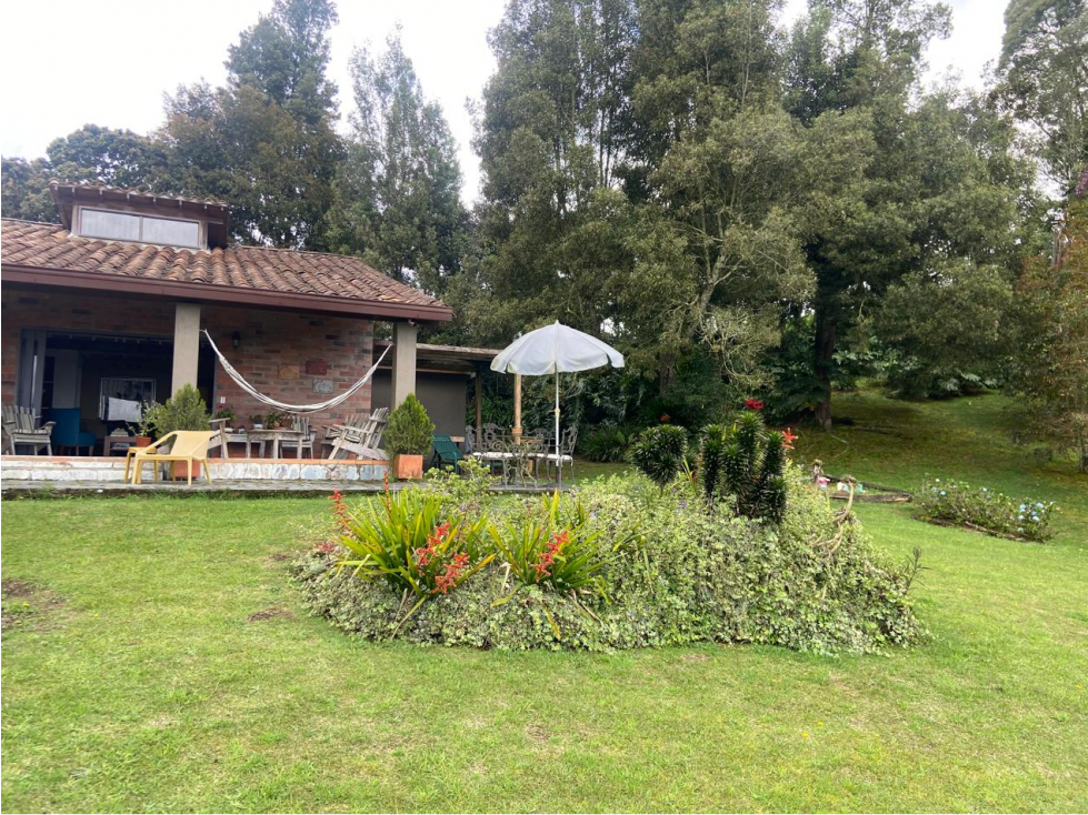 Finca con bosque nativo y quebrada en Santa Elena
