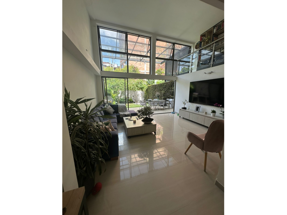 venta Casa con patio interno en unidad Cerrada Las antillas-Envigado — foto 2
