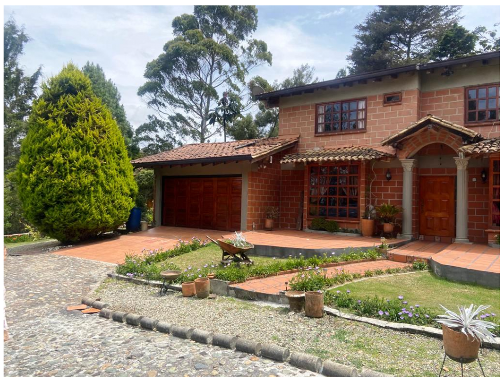 Casa finca con bosque y quebrada en Santa Elena Sector tres puertas